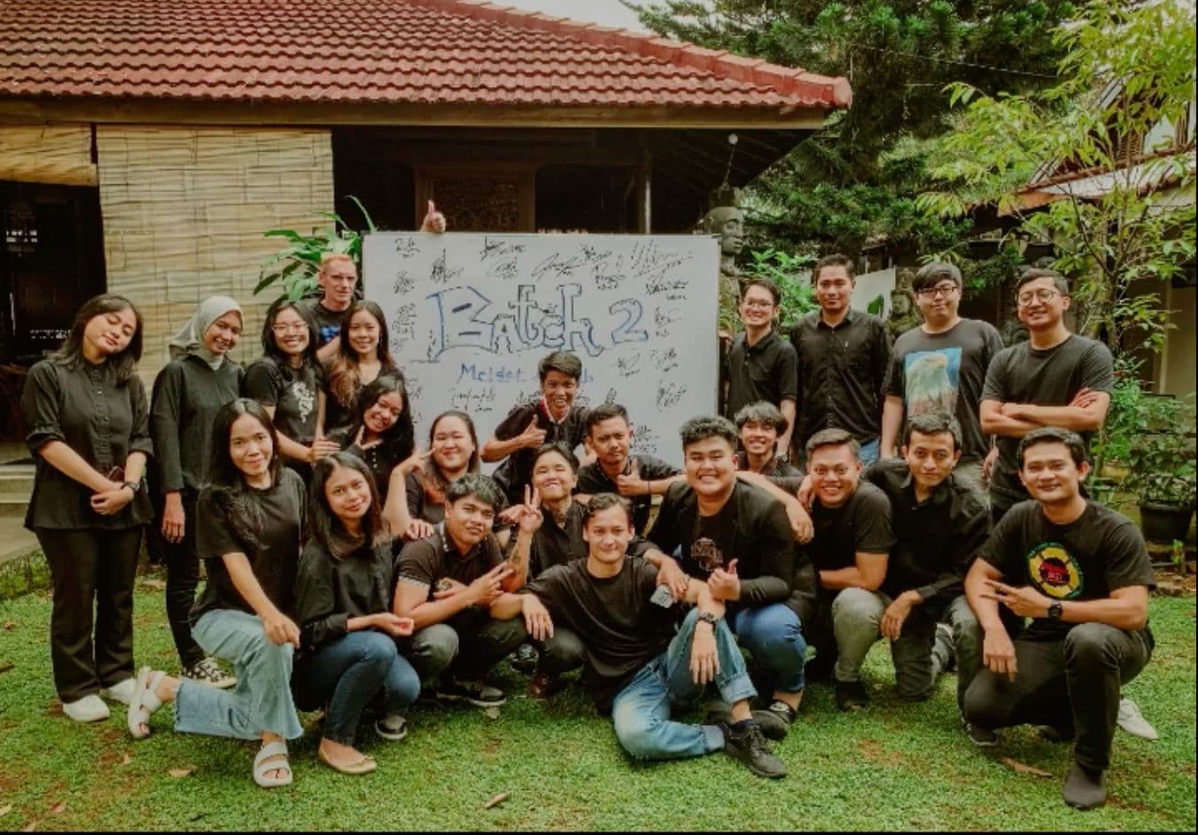 Foto bersama peserta Azubi Batch 2 Edukadin dalam kegiatan pembelajaran dan kebersamaan